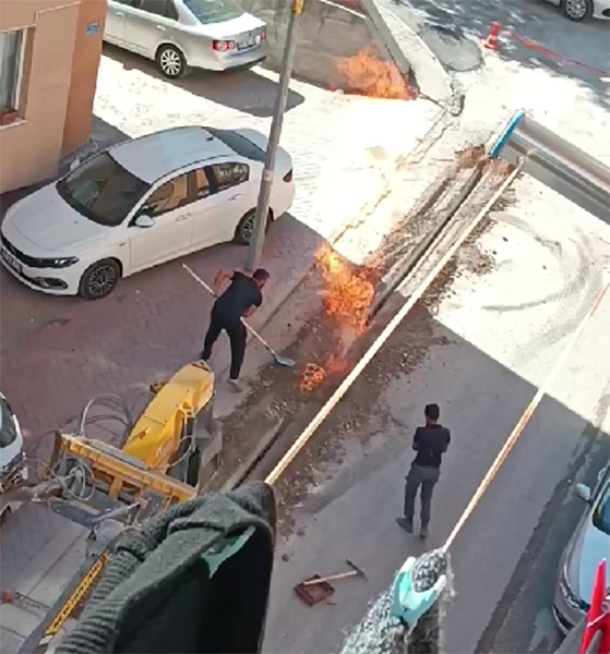 Doğalgaz borusunun patlamasıyla çıkan yangın paniğe neden oldu
