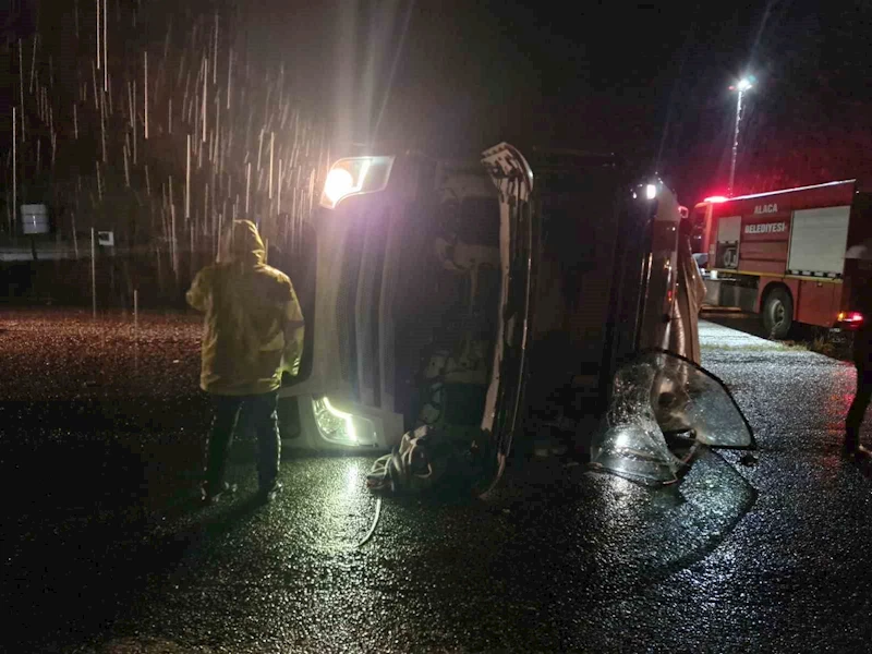 Çorum’da tır devrildi: 2 yaralı
