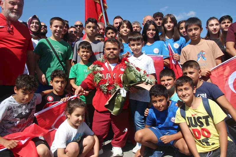 Tarihe geçen milli sporcu Abdullah Kayapınar halaylarla karşılandı
