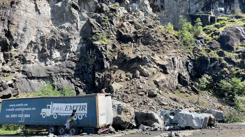 Hopa’da tır parklarında sürücülerin heyelan korkusu sürüyor
