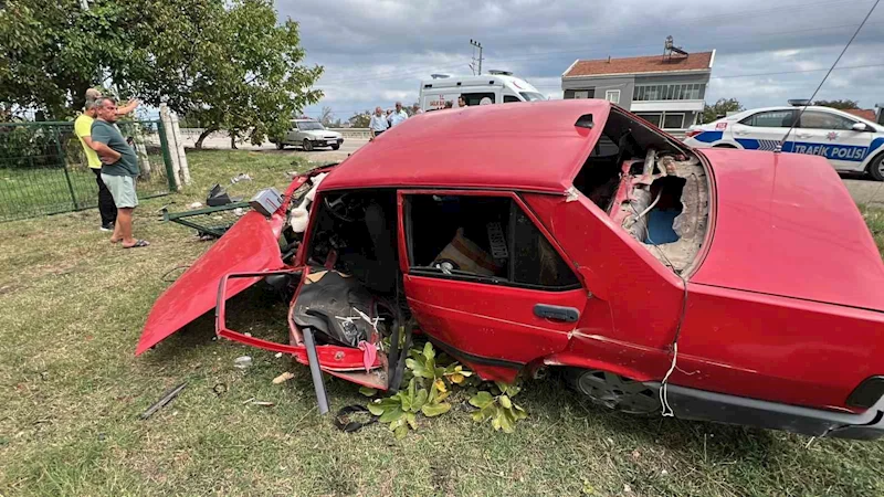 Kaza yapan Fiat Tofaş kağıt gibi dağıldı: 1 yaralı
