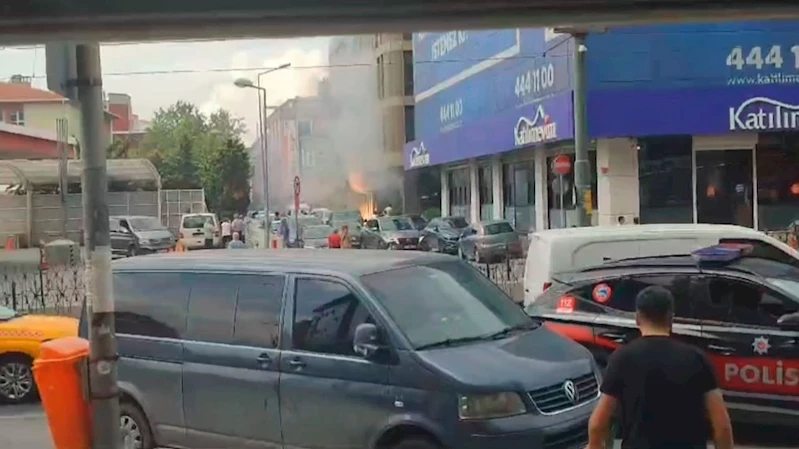 Sultangazi’de bina girişinde patlayan elektrik panosu paniğe neden oldu
