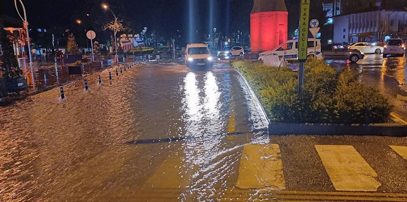 Çorum’da sağanak yağış hayatı felç etti
