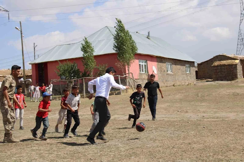 Hamur Kaymakamı Mahir, köy okullarında eğitim hazırlıklarını inceledi, çocuklarla futbol oynadı
