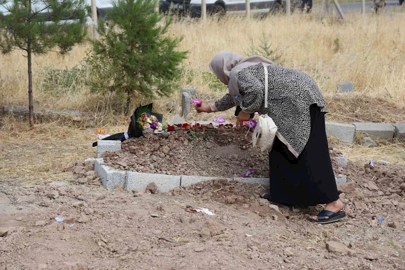 Küçük Narin gözyaşlarıyla toprağa verildi