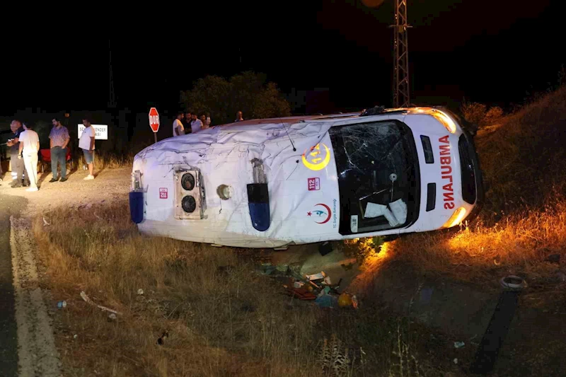 Elazığ’da ambulans şarampole devrildi: 3 yaralı
