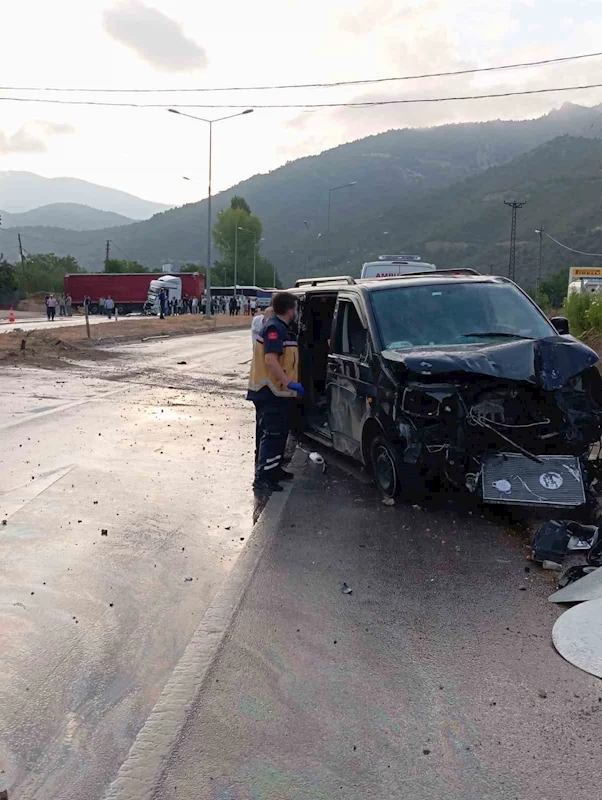 Amasya’da 2 tır ve panelvan minibüs zincirleme kazaya karıştı: 4 yaralı
