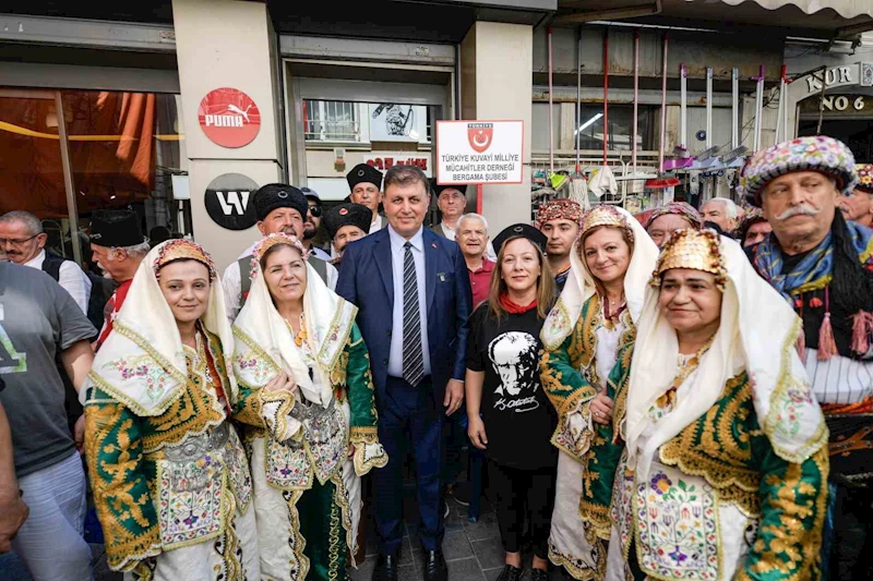 Başkan Tugay 74 yıldır yapılan Efe-Zeybek buluşmasına katıldı
