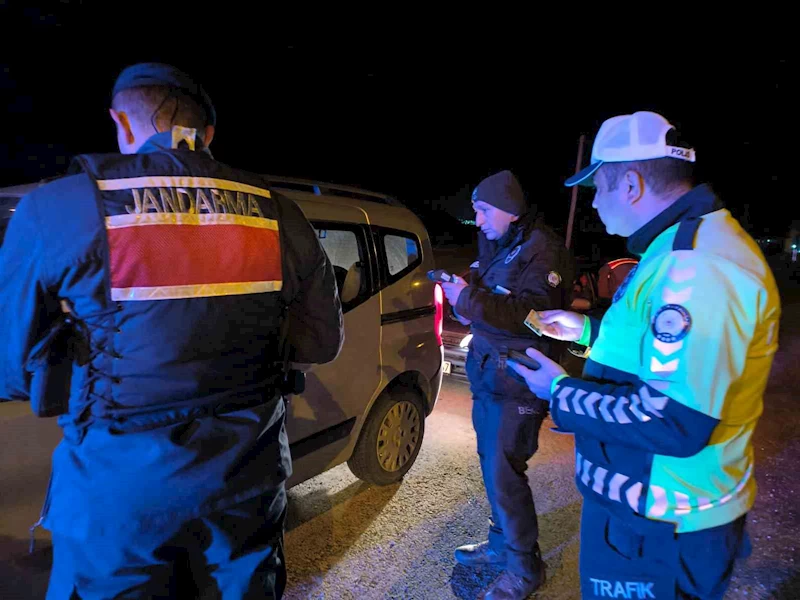 Polis ve jandarma denetimlerini günün ilk ışıklarına kadar sürdürdü
