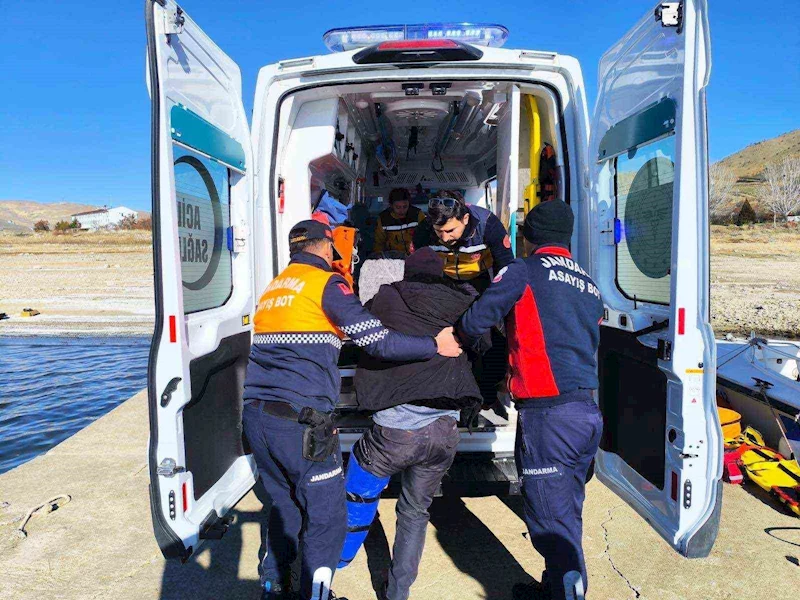 Balık tutarken kayalıktan düşen vatandaş kurtarıldı
