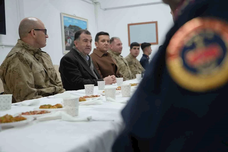 Bayburt’ta yeni yıla görevi başında giren güvenlik güçleri ve sağlık çalışanları unutulmadı
