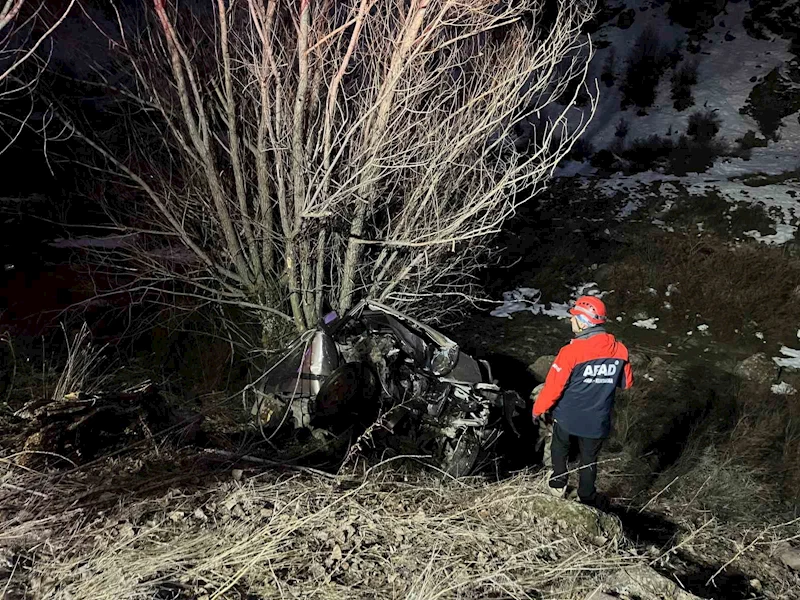 Kaza yapan araçta sıkışan genç, ekiplerin müdahalesiyle kurtarıldı
