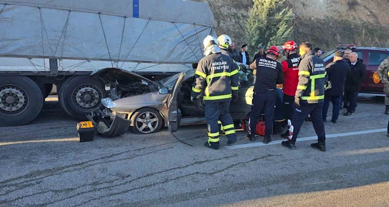 Tıra arkadan çarpan otomobildeki 1 kişi öldü, 2 kişi yaralandı
