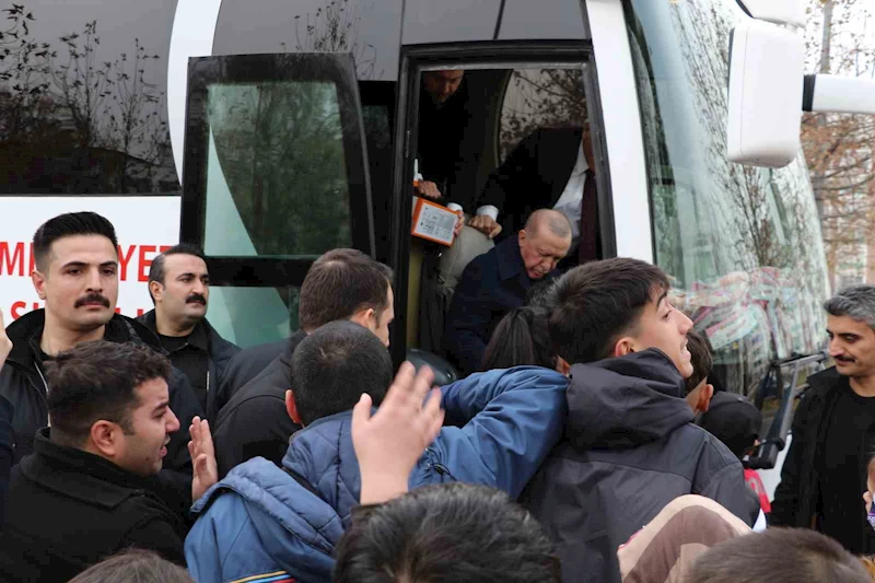 Cumhurbaşkanı Erdoğan çocuklara oyuncak dağıtıp harçlık verdi
