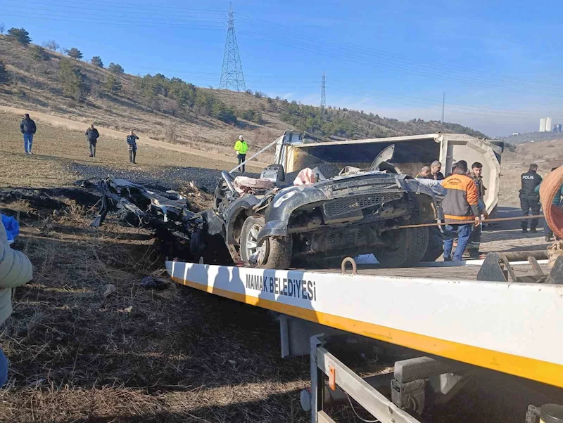 Kontrolden çıkan hafriyat kamyonunun ezdiği araçtaki 3 belediye işçisi hayatını kaybetti
