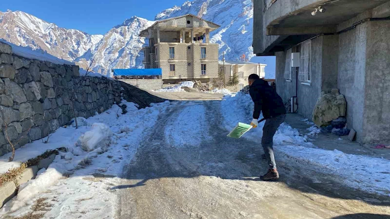 Hakkari’de buzla mücadele çalışmaları sürüyor
