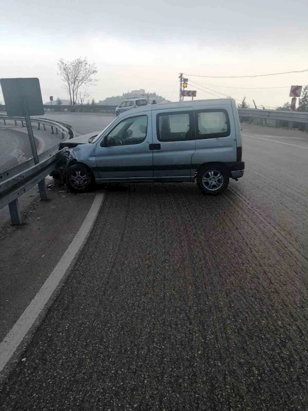 Isparta’da kontrolden çıkan araç bariyerlere çarptı: 2 yaralı
