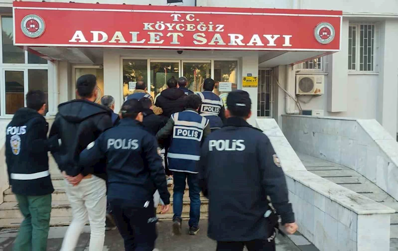 Sahte polisler, gerçek polislere yakalandı
