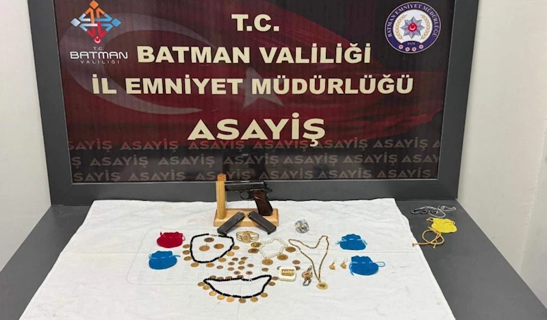 Batman’da evden çok sayıda altın çalan kadın yakalandı
