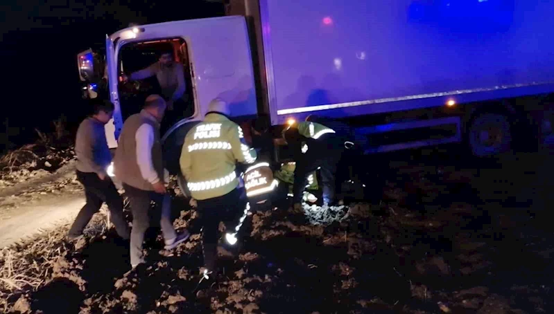 Kazaya müdahale eden trafik polisine kamyon çarptı
