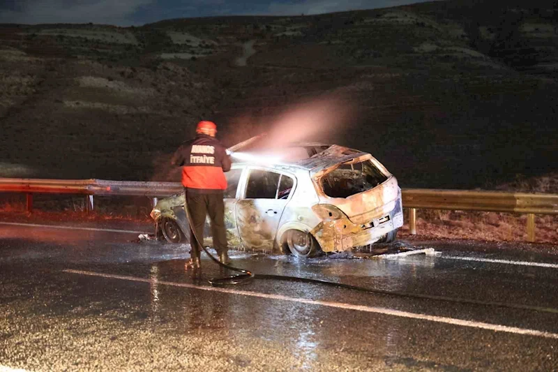 Otomobil ile motosiklet çarpıştı, 2 araç da alev alev yandı: 2 yaralı
