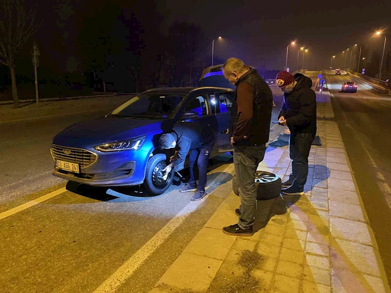 Direksiyonu aniden önüne kıran araçla çarpışmamaya çalışırken orta refüje çıktı
