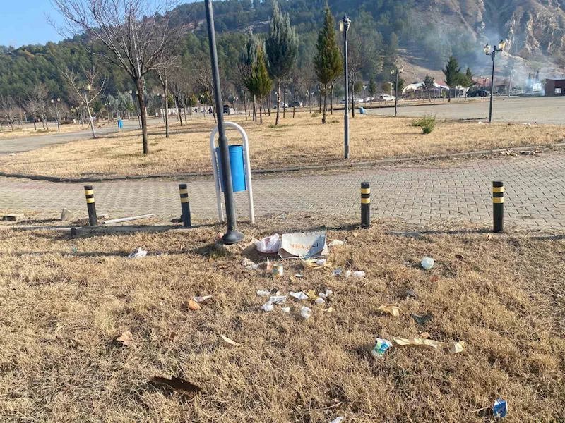 Rast gele atılan çöpler tepkilere neden oluyor
