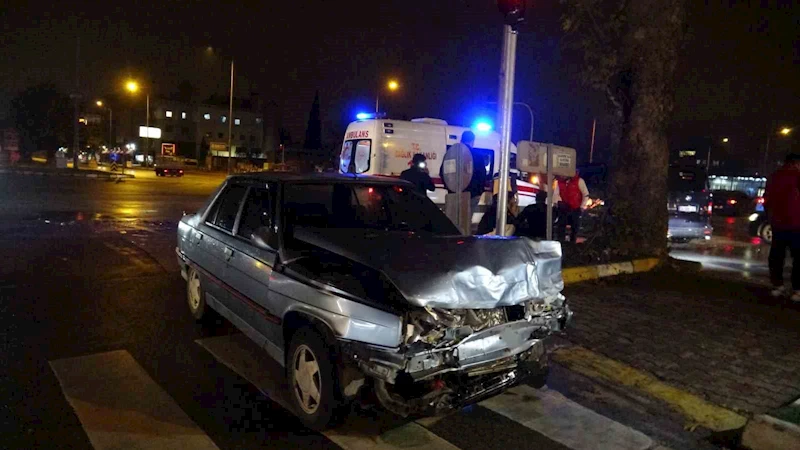 Kavşaktaki kazada hurdaya dönen araçlardan burunları bile kanamadan çıktılar
