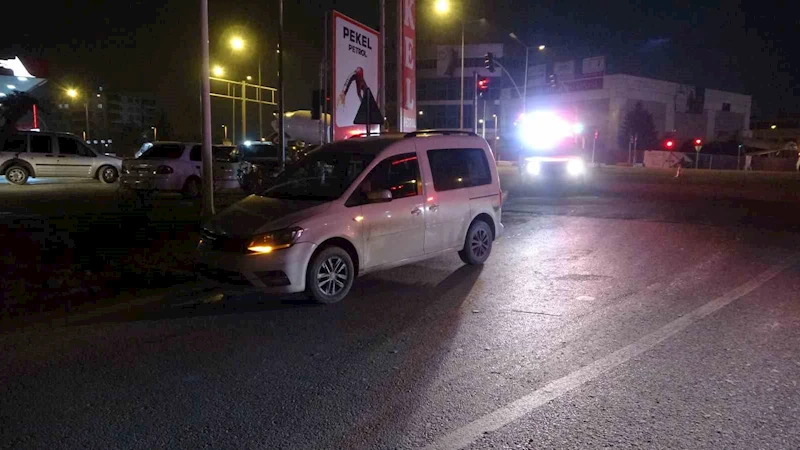 Malatya’da hafif ticari araç otomobille çarpıştı: 2 yaralı
