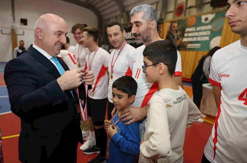 Darıca’da kurumlar arası voleybol turnuvasında ödüller sahiplerini buldu
