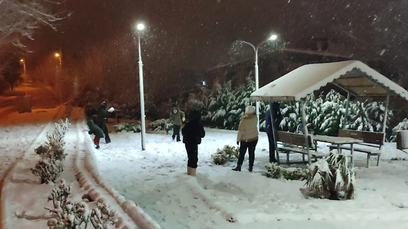 Keşan’da çocuklar, kar yağışı altında anne ve babalarıyla kartopu oynadı
