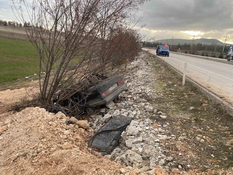 Yoldan çıkan otomobil şarampole uçtu
