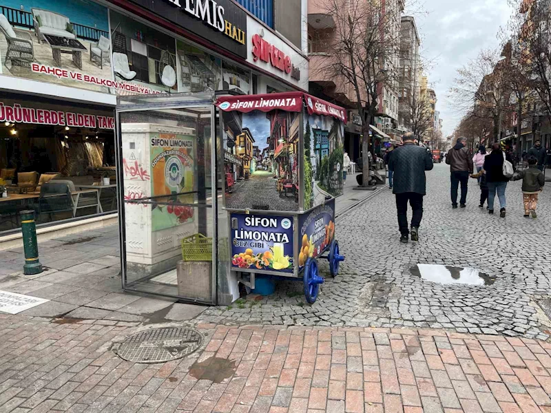 Seyyar esnaf soğuk havadan dolayı kepenk kapattı
