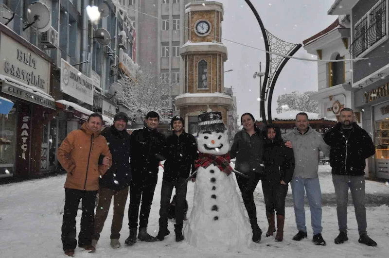 Keşan esnafı aileleriyle birlikte kar yağışının tadını çıkardı
