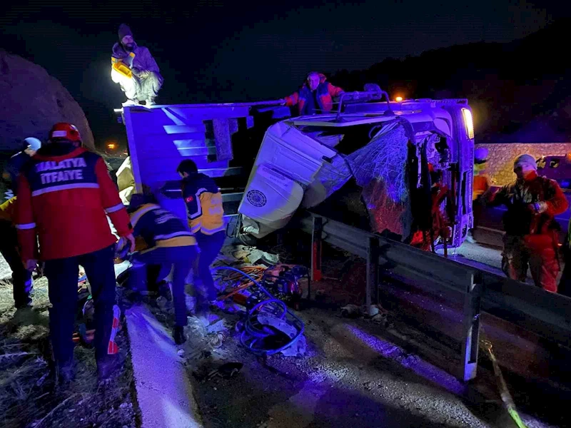 Malatya’da tır şarampole devrildi: 2 ölü, 1 yaralı
