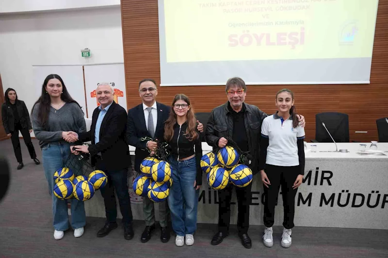 İzmir’de öğrenciler sporcularla buluştu: 750 adet voleybol topu hediye edildi
