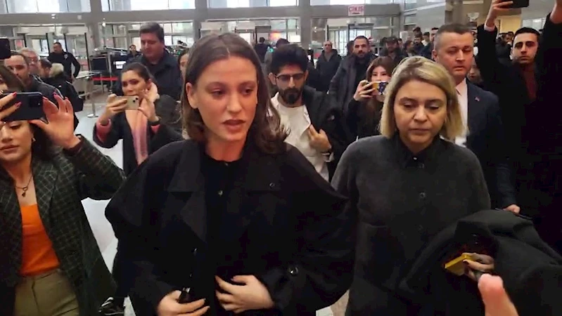 Menajer Ayşe Barım hakkında sosyal medyadaki iddialara yönelik yürütülen soruşturma kapsamında, oyuncu Serenay Sarıkaya tanık sıfatıyla ifade vermek üzere adliyeye geldi.
