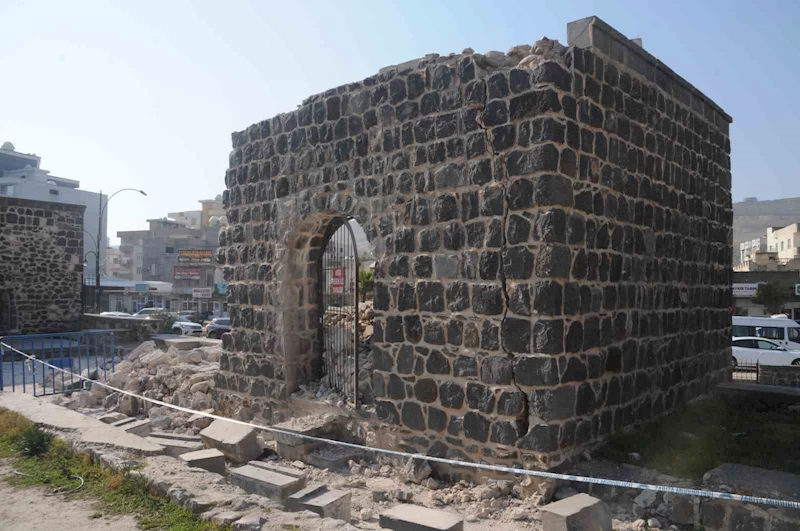 Cizre’de tarihi Abdaliye Medresesi’nin duvarı yıkıldı
