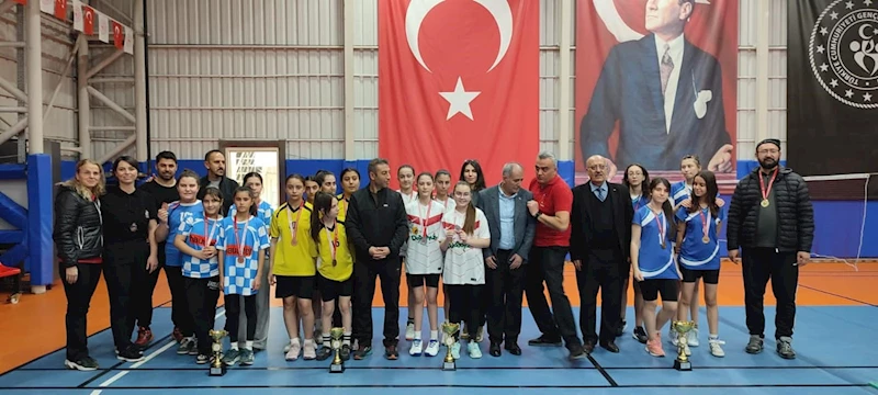 Kayserili kız öğrenciler Badminton