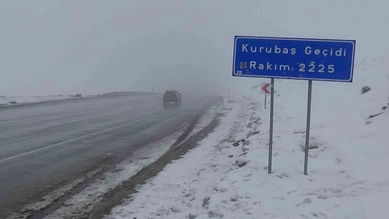 Van’da Kurubaş Geçidi’nde sis etkili oluyor
