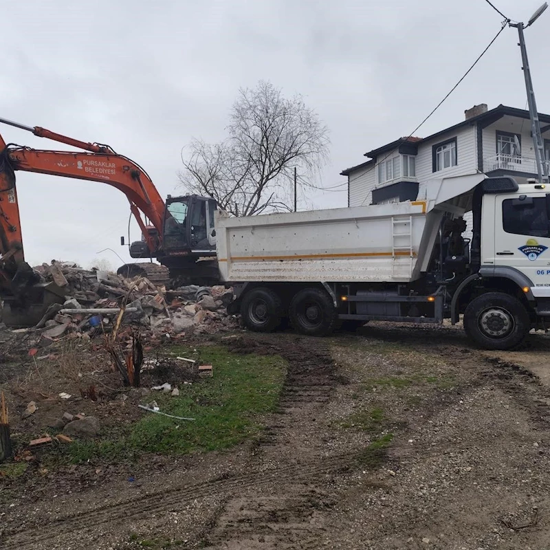 Pursaklar Belediyesi metruk yapıları yıkıyor
