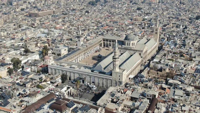 Tarihi Emevi Camii’nde restorasyon öncesi son cuma namazı
