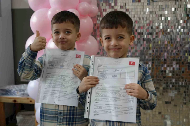 Bu okulda 16 ikiz öğrenci karne heyecanı yaşadı
