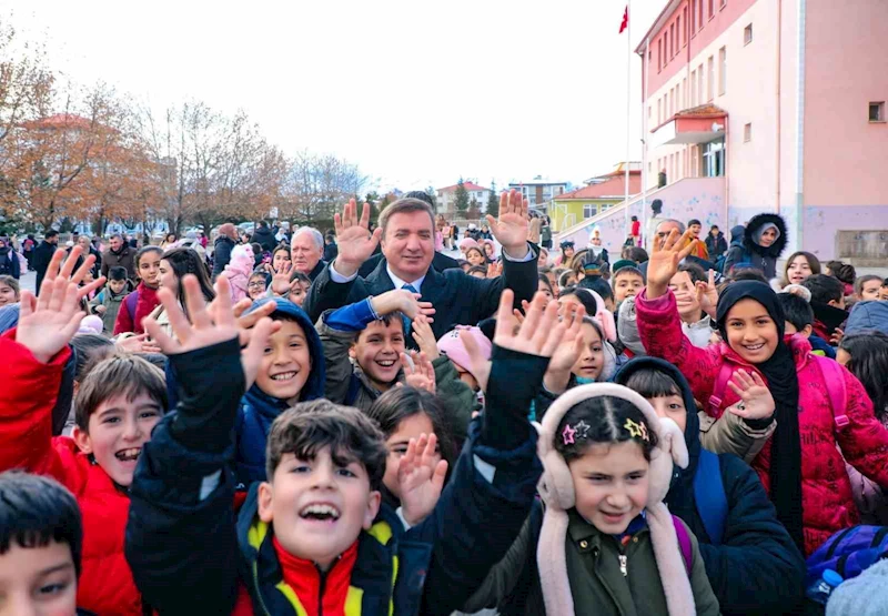 Vali Aydoğdu: “Kitaplar, size yoldaş olmaya hazır. Onların satırlarında hayallerinizi genişletin.”
