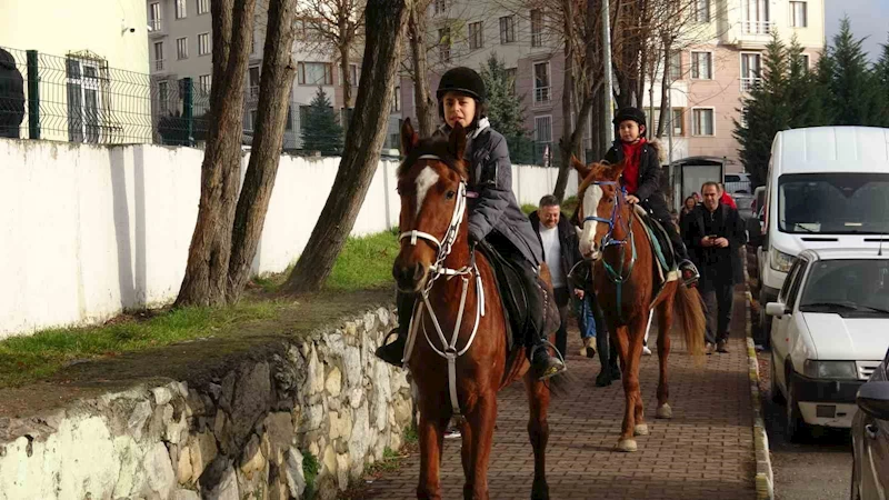 İki kardeş karnelerini atlarla almaya geldi
