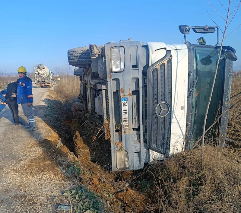 Kontrolden çıkan beton mikseri devrildi sürücüsü yaralandı
