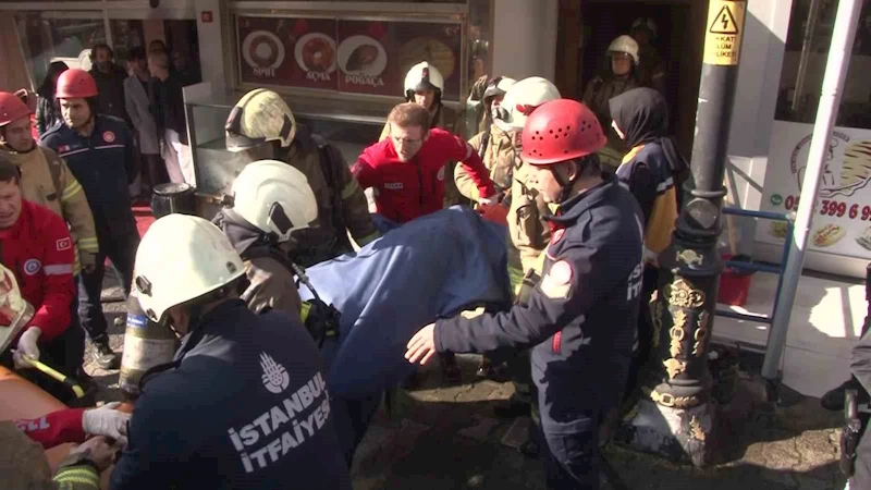 Maltepe’de çatı yangını: 1 ağır yaralı
