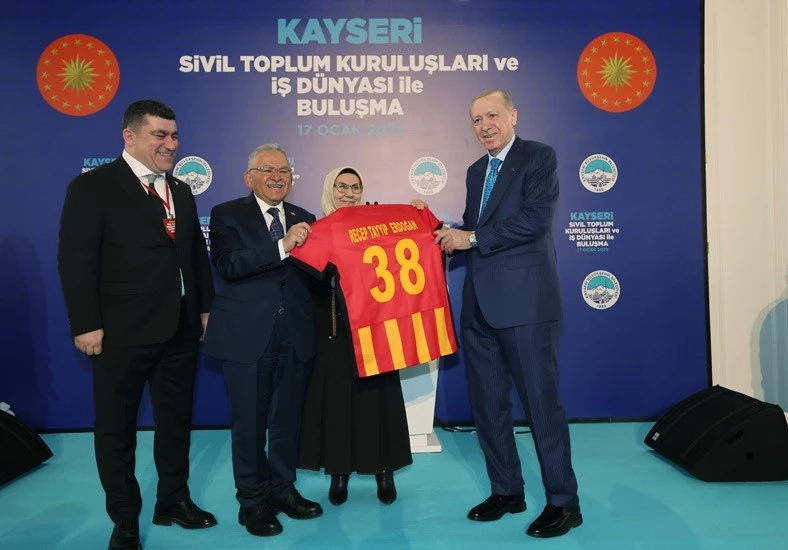 Cumhurbaşkanı Erdoğan’a Kayserispor forması hediye edildi