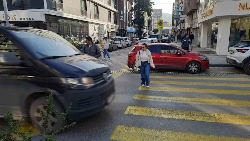 İzmir’de yaya geçidindeki vatandaşlara yol vermeyen sürücüler kamerada
