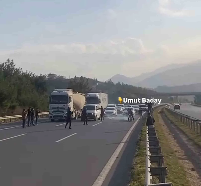 Otoyolu kapatarak yarış yapan motorculara 523 bin TL ceza
